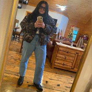 Meet your Posher, Larissa